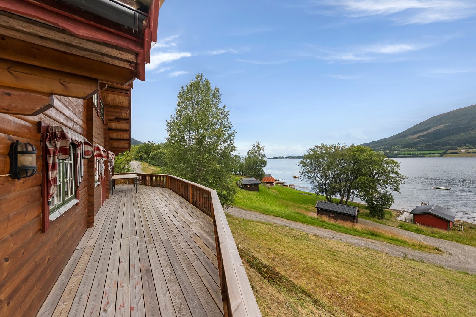 Flott utsikt fra veranda mot øst Galleribilde