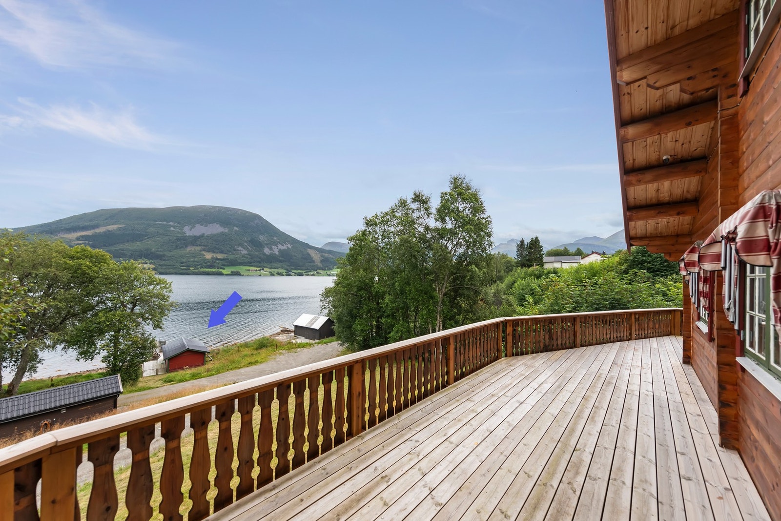 Med eiendommen følger det med et fint naust, også fra 1999 Galleribilde