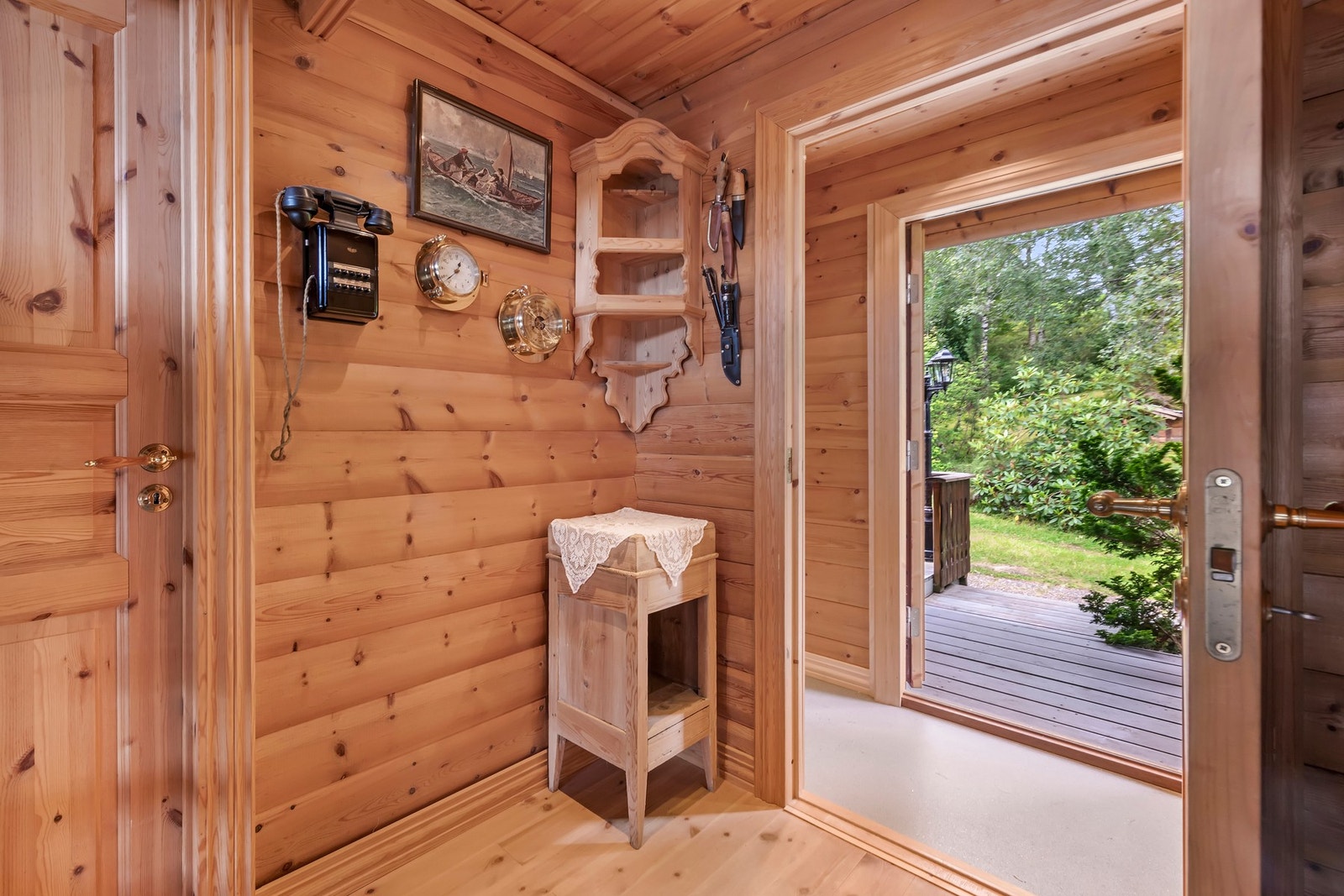 På øverste halvplan har man entre, gang, to soverom og bad Galleribilde