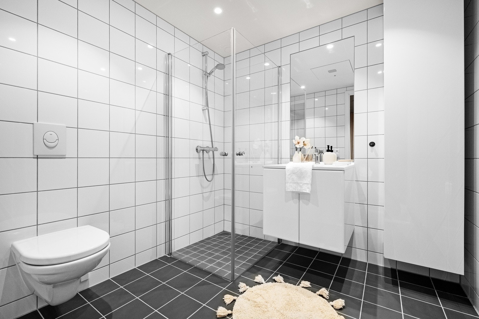 Bad 2, er også tidløst med vegghengt toalett og dusjnisje. Opplegg for vaskemaskin og tørketrommel Galleribilde