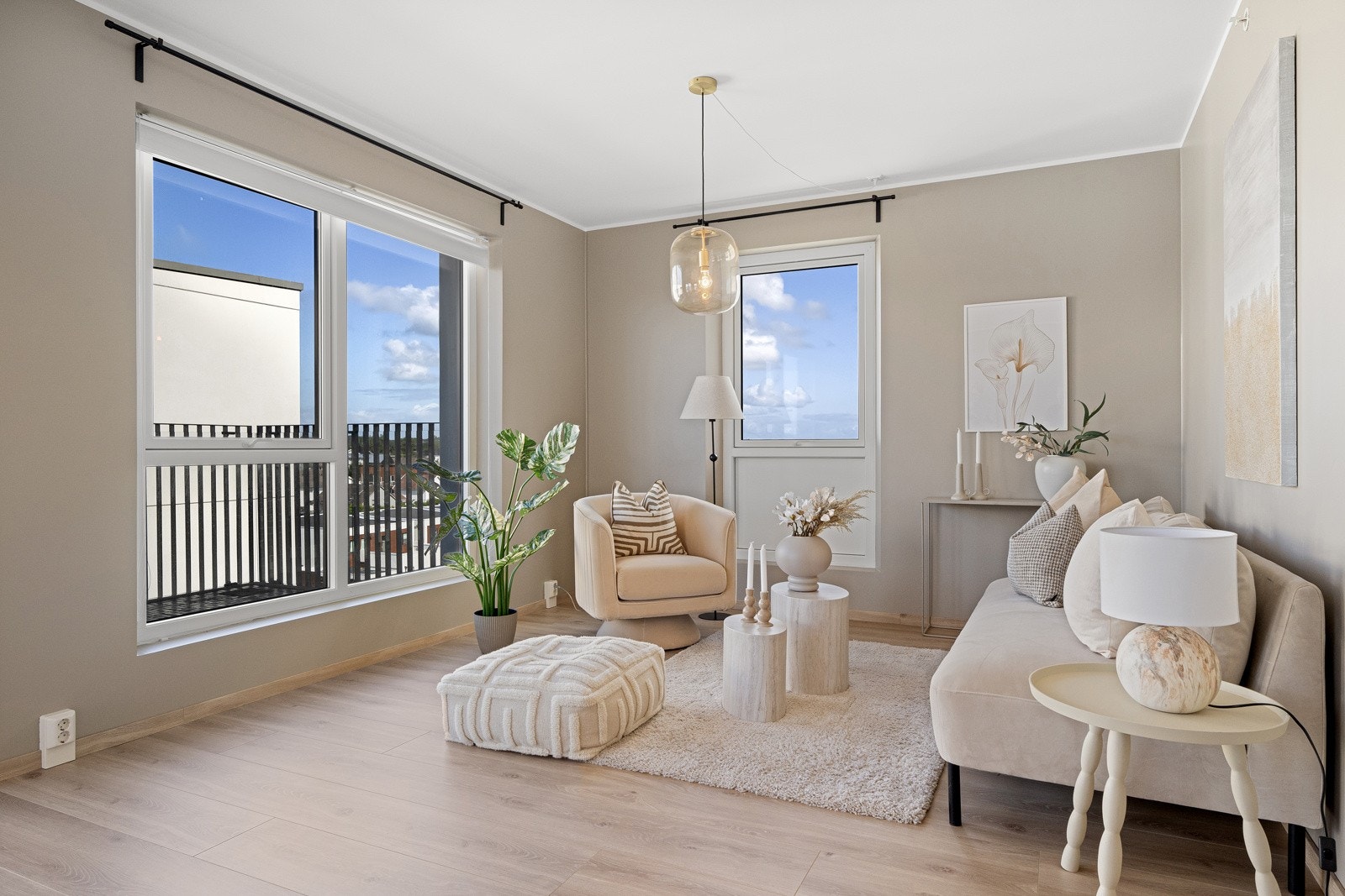 Romslig og fin stue med god belysning av store vindusflater Galleribilde