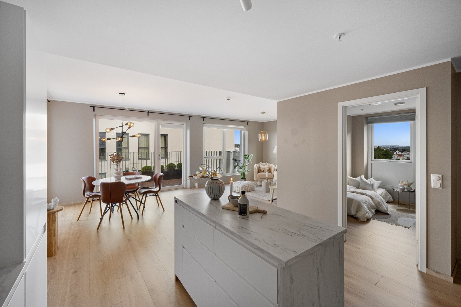 Luftig og romslig planløsning med åpen stue/kjøkken løsning Galleribilde