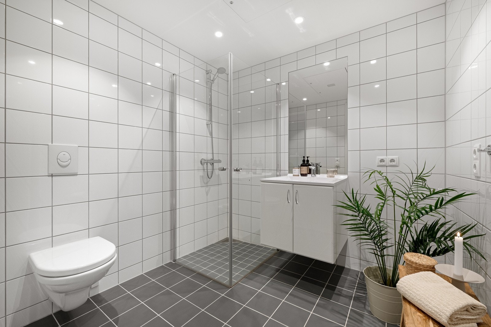 Tidløst bad med vegghengt toalett og dusjnisje. Opplegg for vaskemaskin og tørketrommel Galleribilde