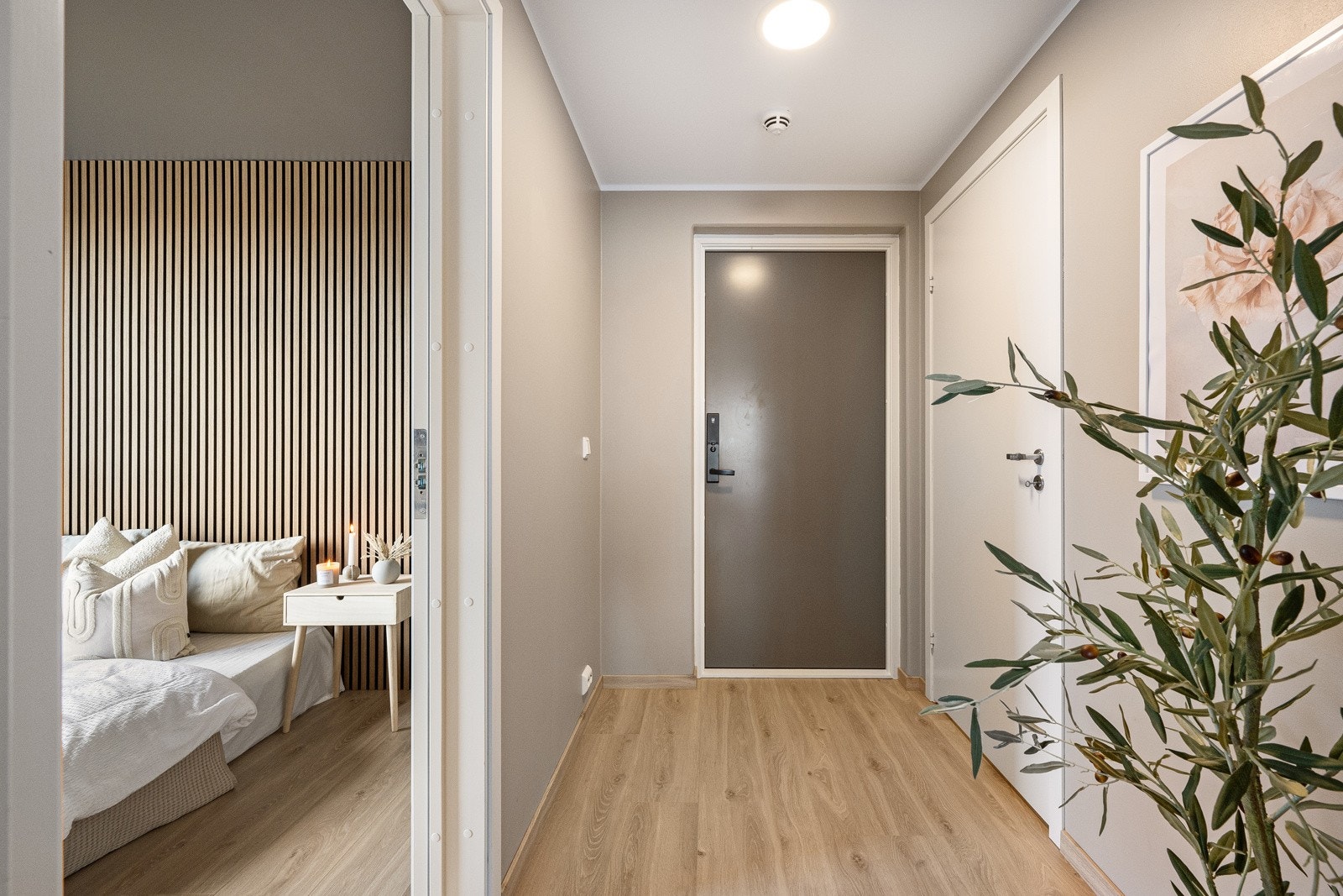 En flott entré som leder inn til kjøkken og stue i åpen løsning Galleribilde