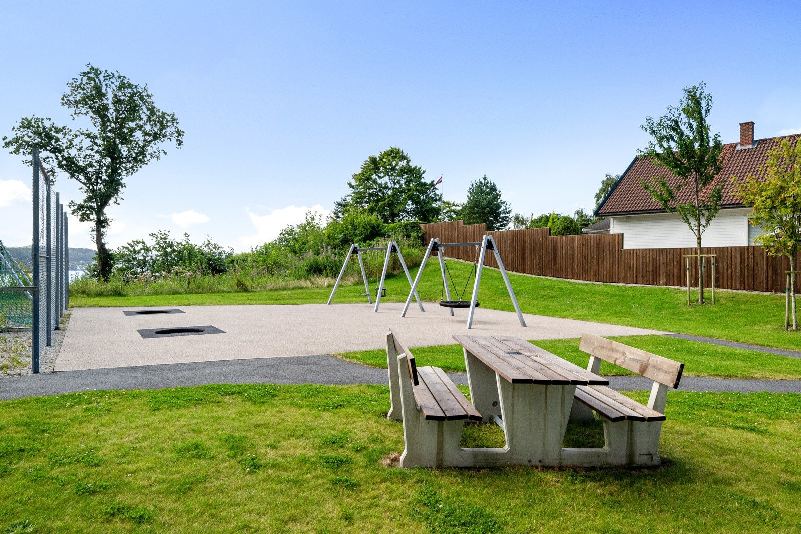 Nærområdet byr på flott friområder og turmuligheter langs fjorden Galleribilde