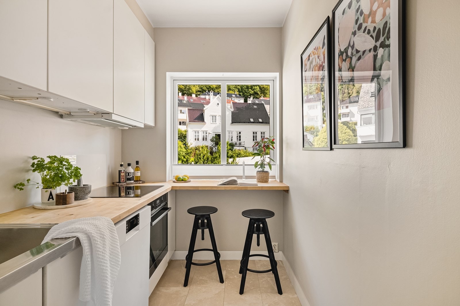 Hvitevarene som følger med i salget inkluderer kjøle-/fryseskap, oppvaskmaskin, induksjonstopp og stekeovn, og det er installert ventilator med avtrekk ut. Galleribilde