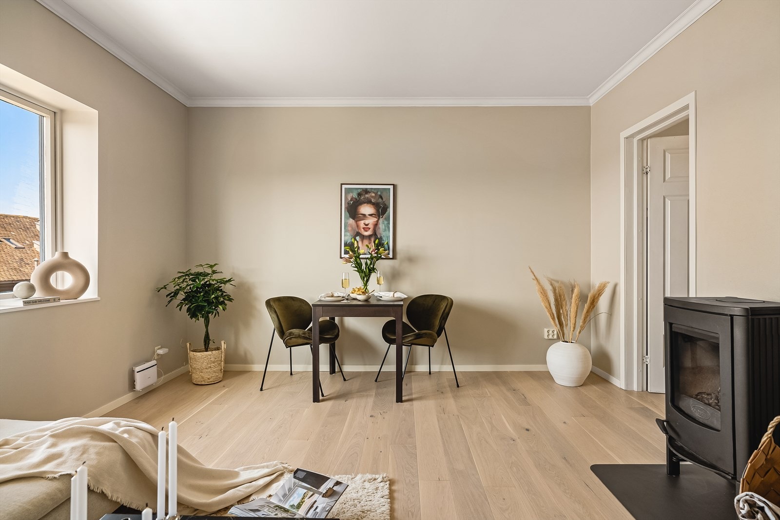 Stuen er rektangulær og kan enkelt innredes etter ønske med både sofa- og spisegruppe. Galleribilde