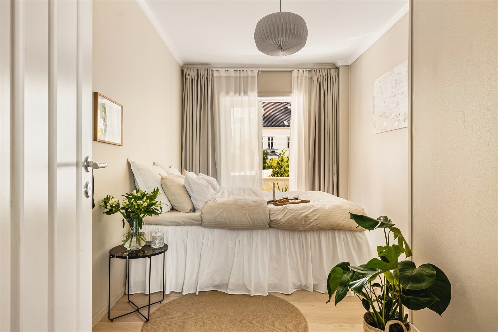 Soverommet er av god størrelse, med plass til dobbeltseng, nattbord, garderobe og annen ønskelig innredning. Galleribilde