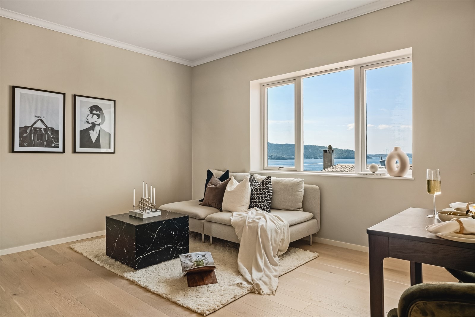 Leiligheten har store vindusflater som gjør at den oppleves lys og luftig, og en fantastisk utsikt. Galleribilde