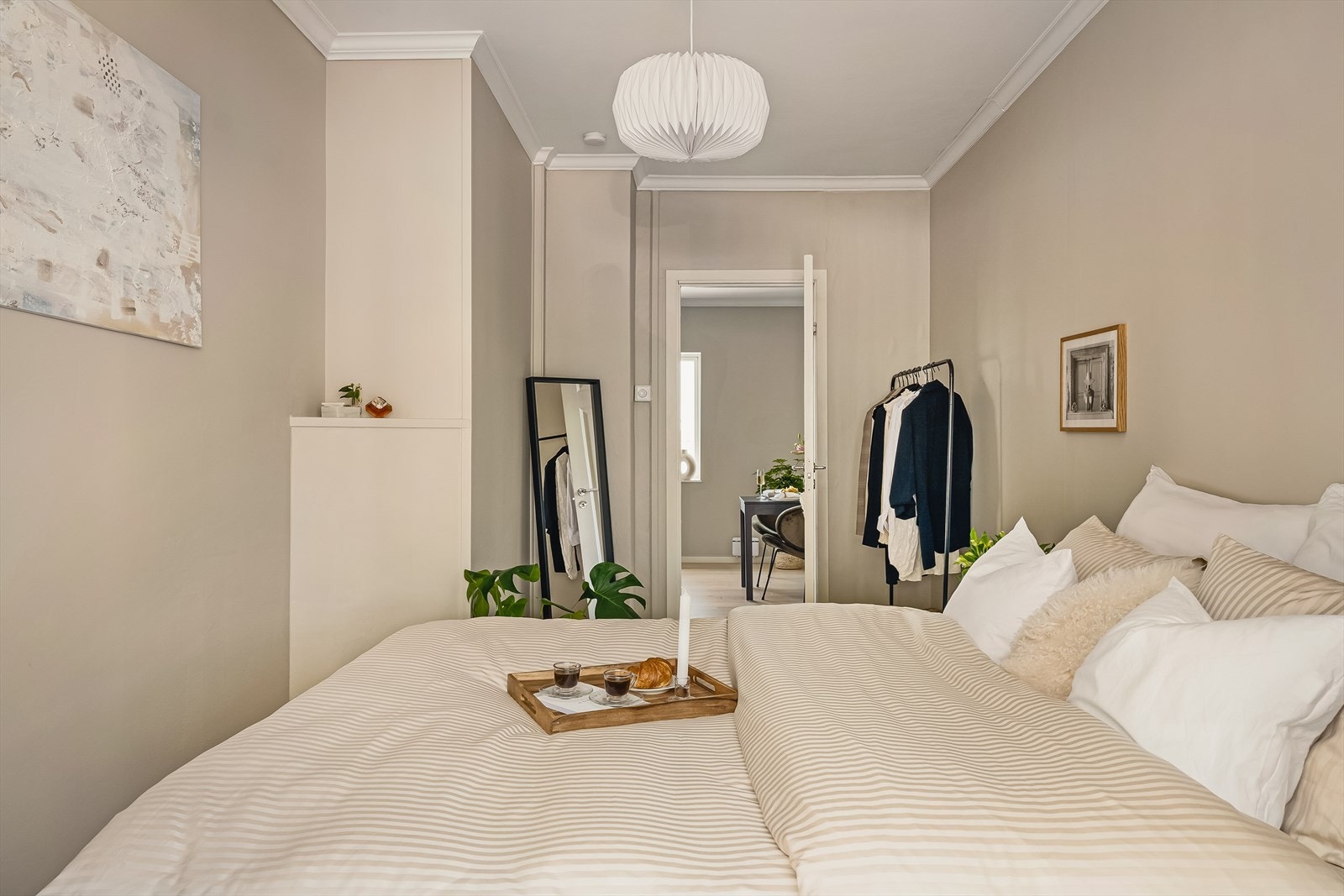 Det er god plass til ønsket garderobe innredning. Galleribilde