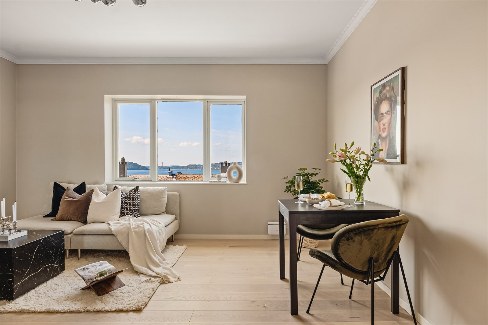 Boligen har nymalte flater og nytt 1-stavs parkettgulv. Galleribilde