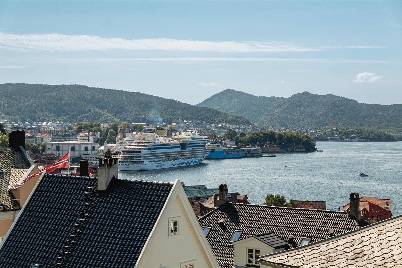 Utsikt fra stuen mot Bergen Sentrum og innseilingen til Bergen. Galleribilde