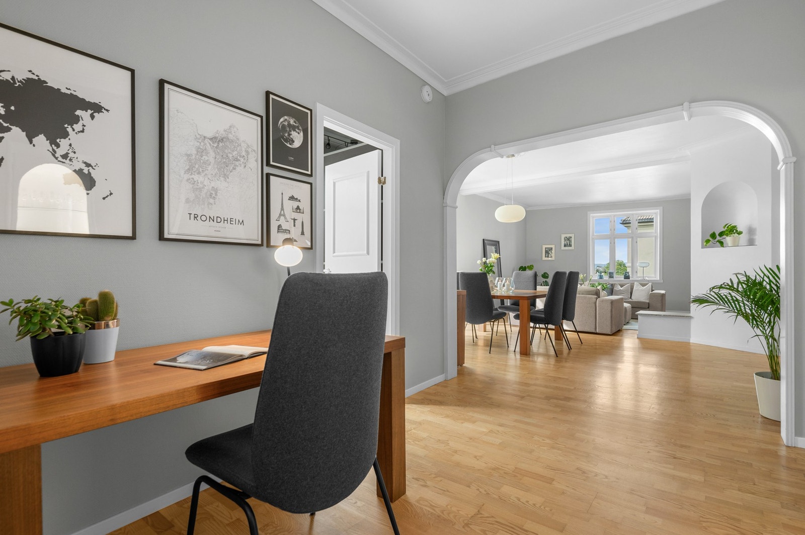 Egen kontorplass i den innerste delen av stuen. Galleribilde