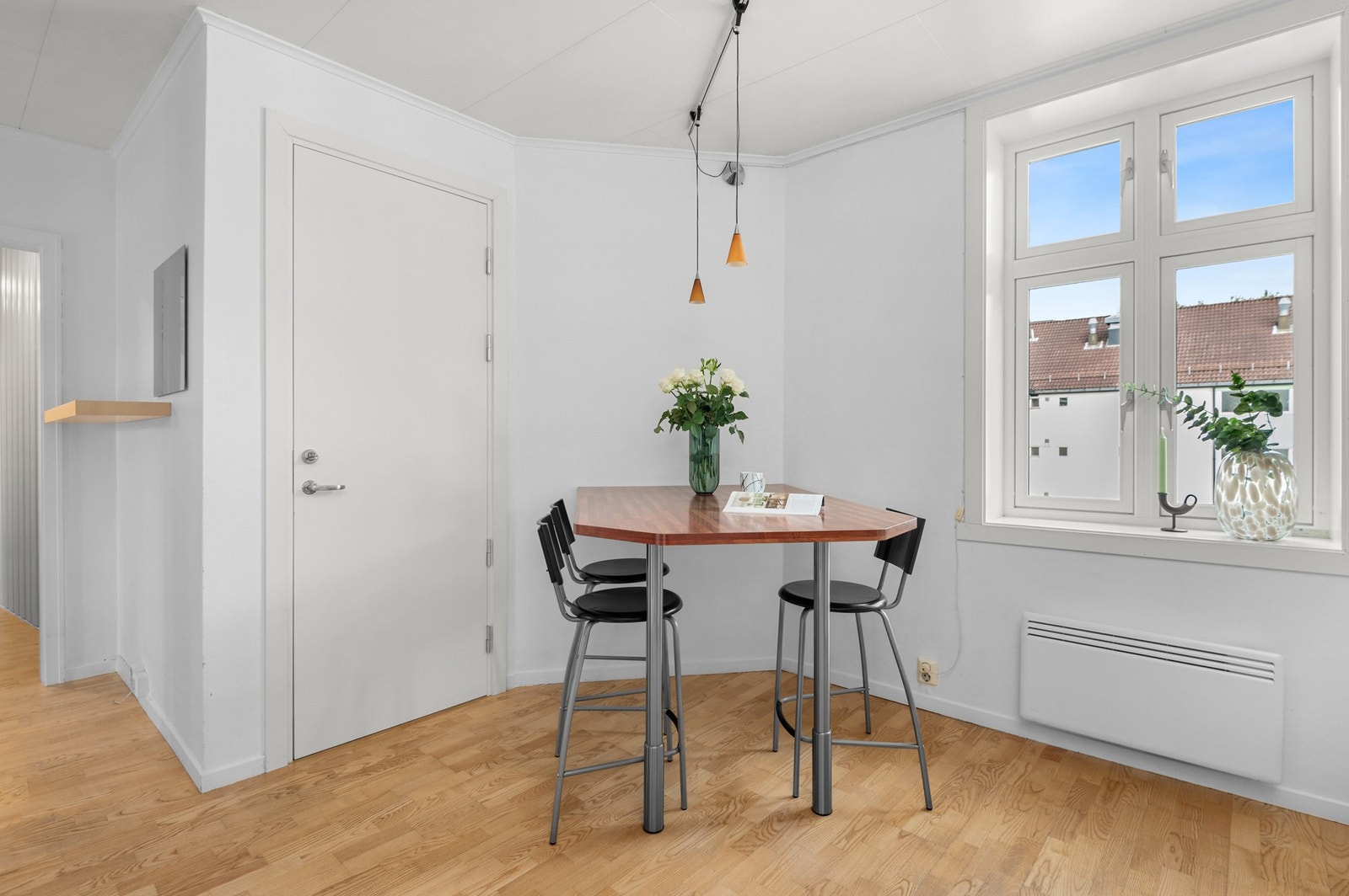 Trivelig frokostplass på kjøkkenet. Egen utgang til baktrapp. Galleribilde