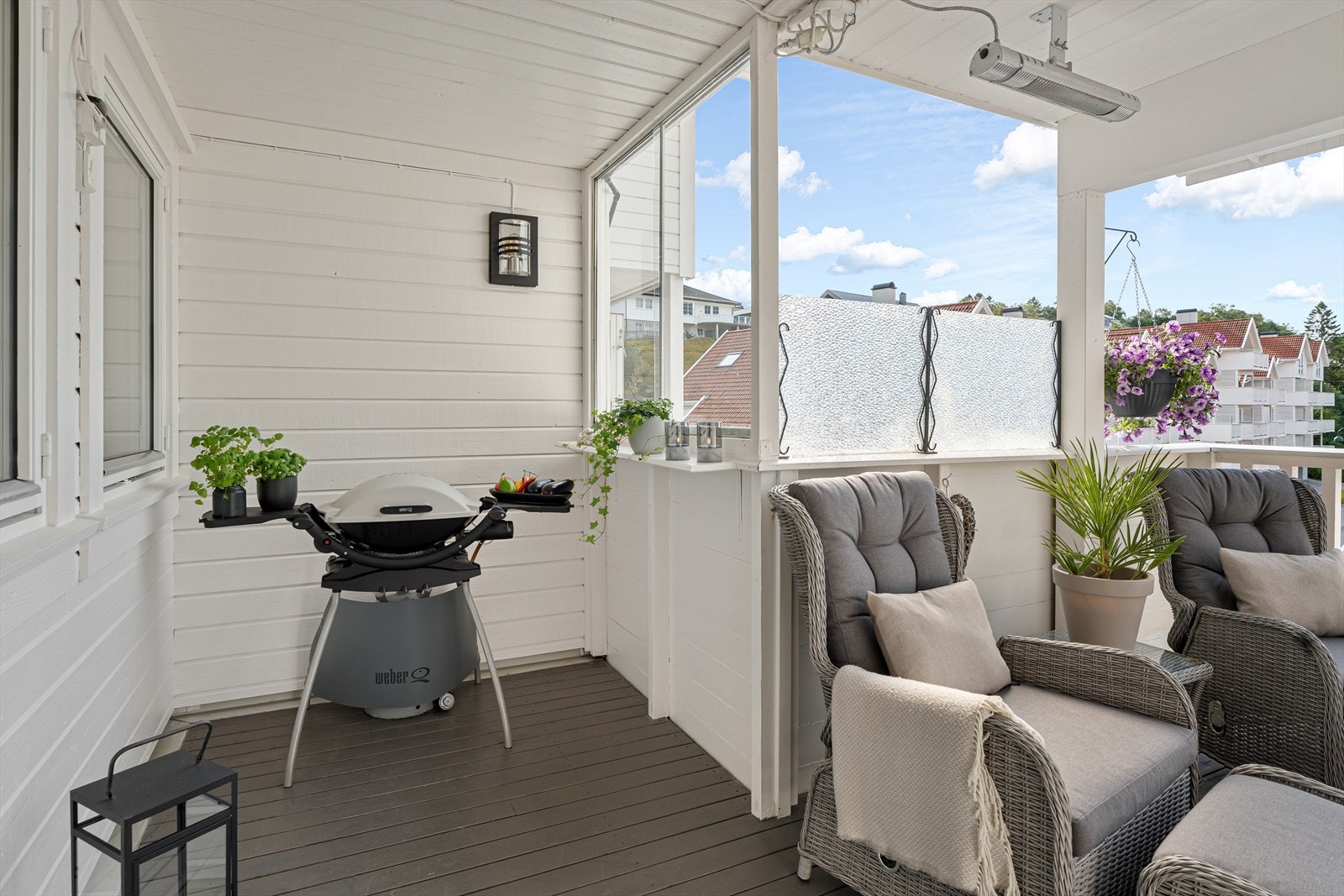 Lun og meget trivelig terrasse med flott utsikt til sjø Galleribilde