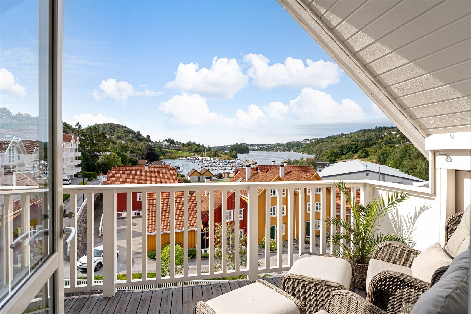 Terrasse i loftsetasjen med nydelig sjøutsikt Galleribilde