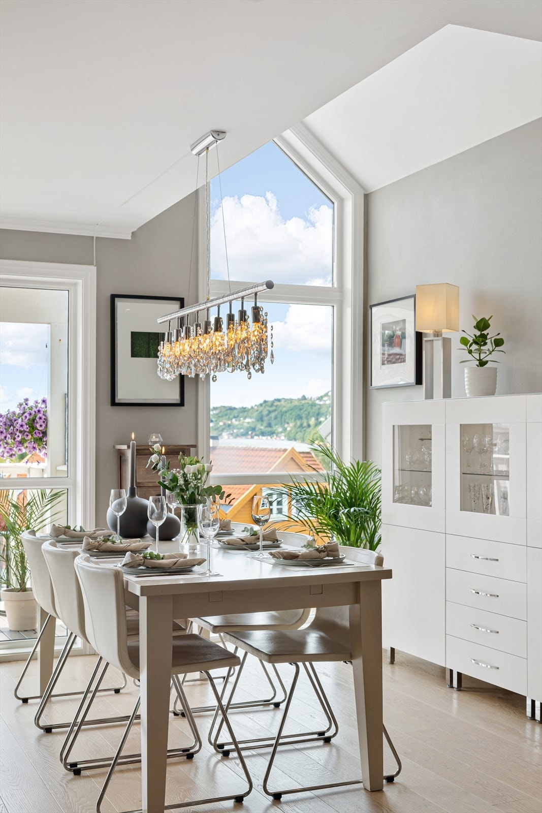 Store vindusflater som gir ekstra lys Galleribilde