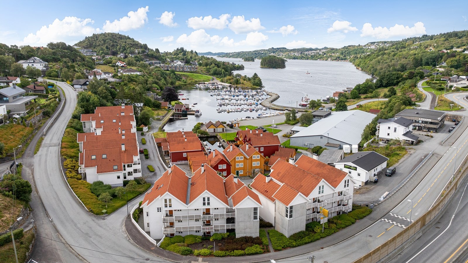 Her har du umiddelbar nærhet til Førresfjorden med yrende maritimt miljø og populært fiskested like utenfor Galleribilde