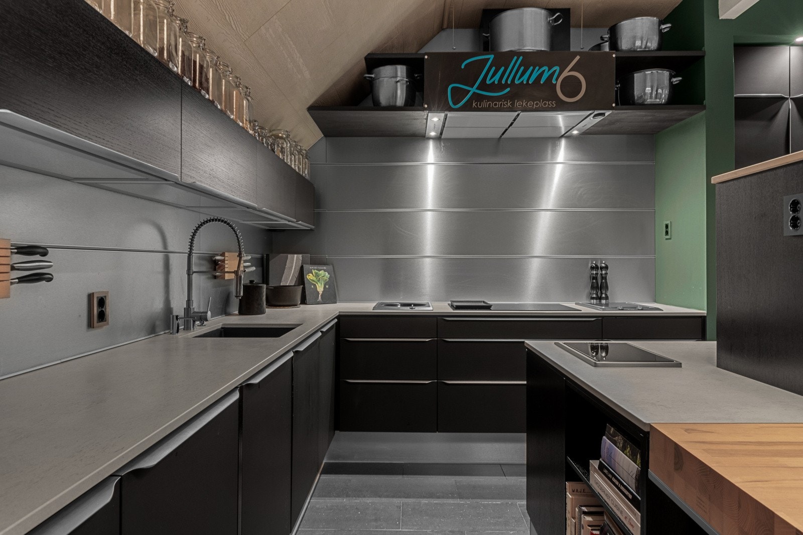 Kjøkkenet har innredning av eik og laminat i kombinasjon. Dekton benkeplate som tåler høye temperaturer og er anitbakteriell. Galleribilde