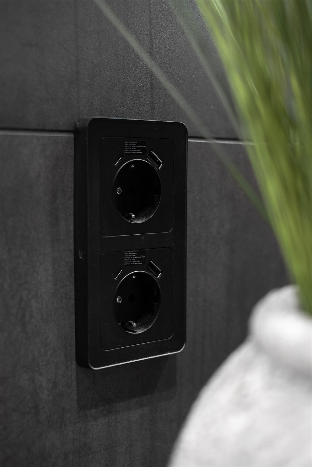 Stikkontakt med UBS-uttak Galleribilde