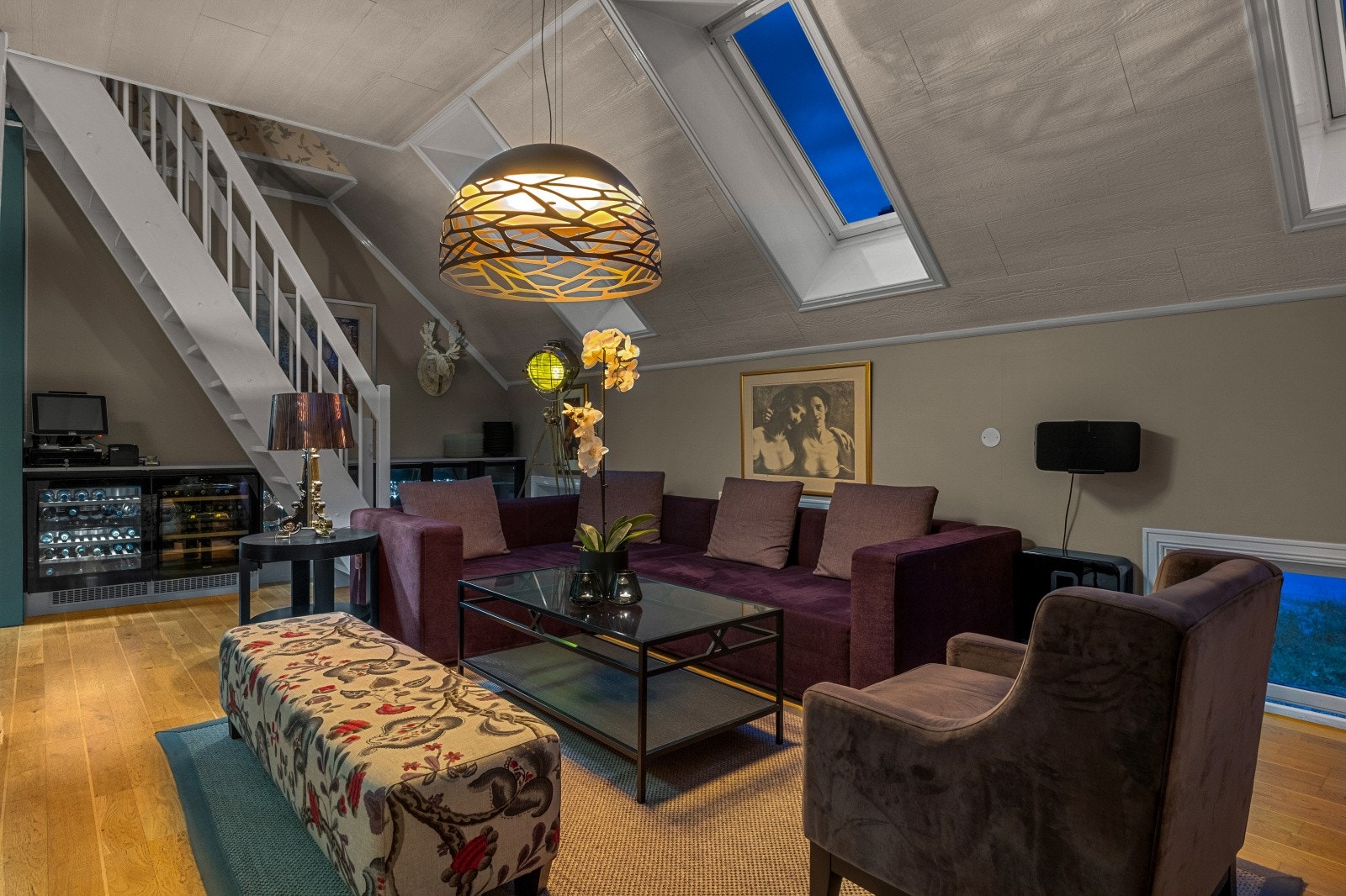 Dette er en eksklusiv og særegen eiendom med svært sentral beliggenhet i Øvre Bydel. Her kan du flytte rett inn i et moderne og nydelig hjem, og få gleden av blant annet romslig stue og kjøkken med ekstra høy takhøyde og svært påkostet kjøkken. Galleribilde