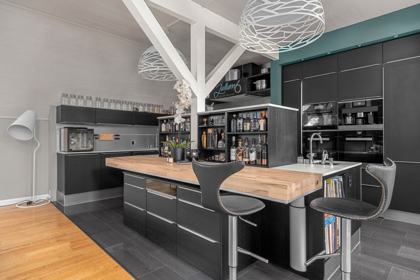 Barløsning ved kjøkkenøy. Benk i forkant av øya har heve-/senkefunksjon. Galleribilde