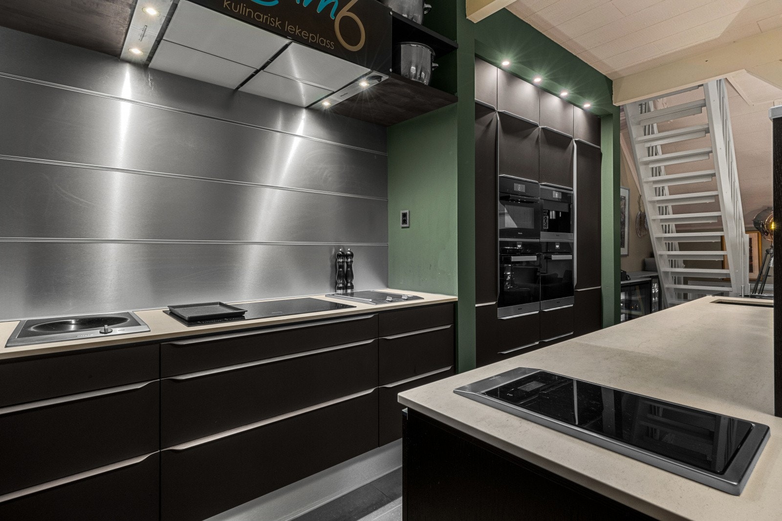 Integrerte hvitevarer fra Miele; 2 x oppvaskmaskiner, integrert vakuumskuff, induksjonswok, Teppanyaki grill, 2 x stekeovn, kombidamp med direkte vanntilkobling, kaffemaskin, kjøel- og fryseskap og integrert kjøkkenvekt Galleribilde