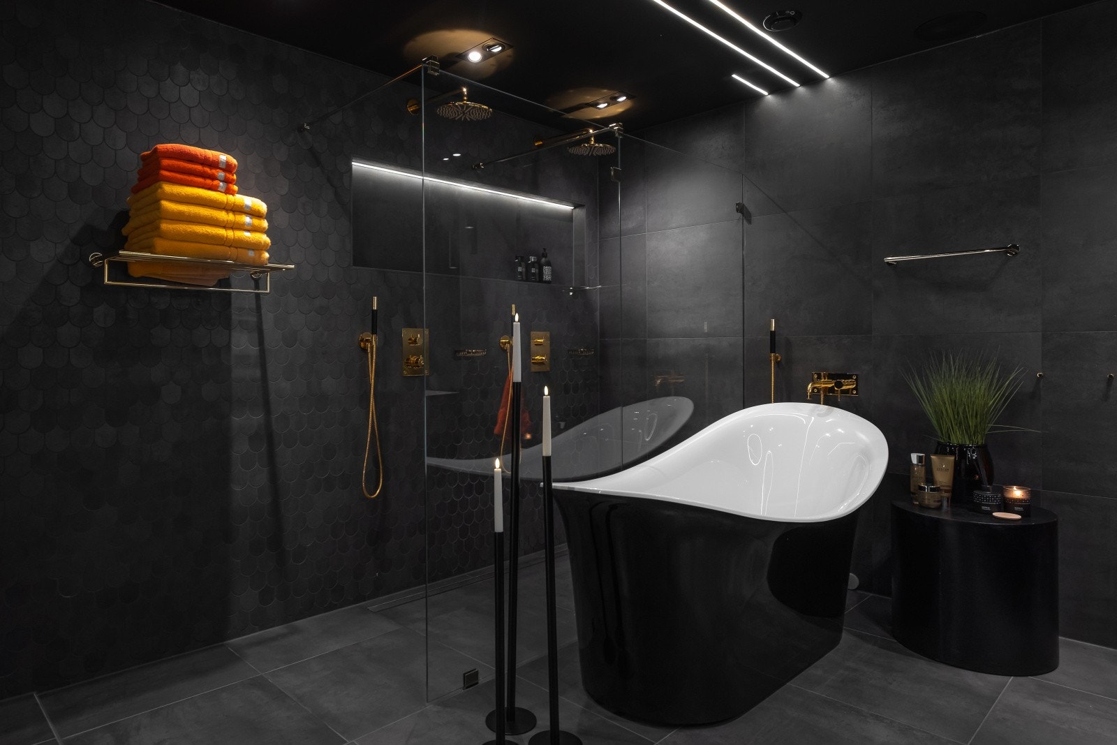 Bade har stilig badekar og dobbeldusj Galleribilde