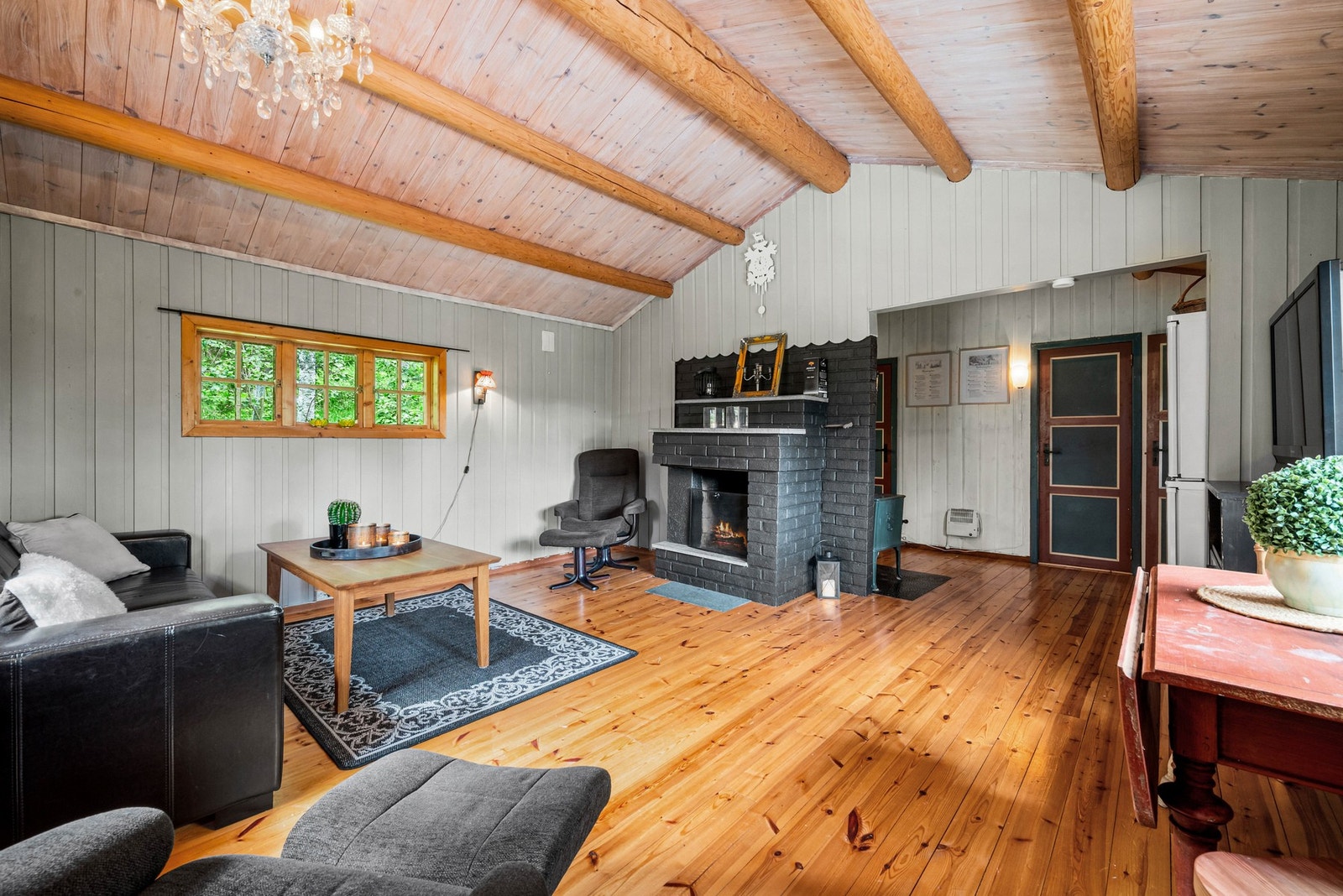 Det er gjennomgående god takhøyde i hytten. Galleribilde