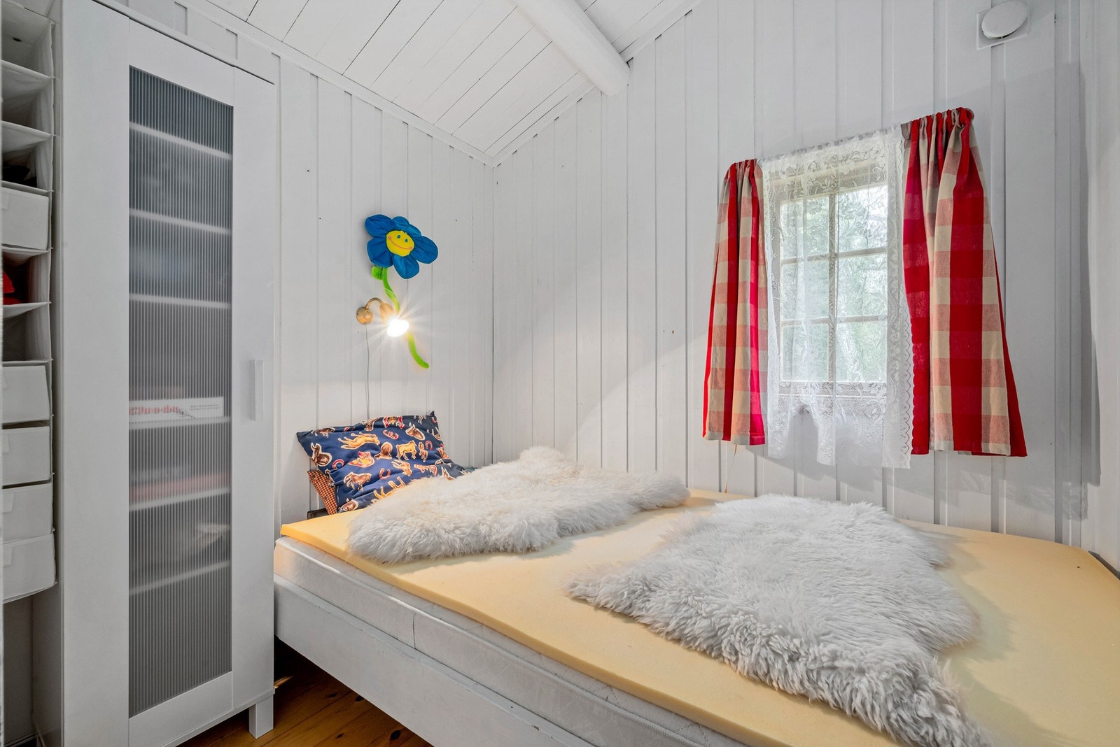 Soverom med lagrigsplass. Galleribilde