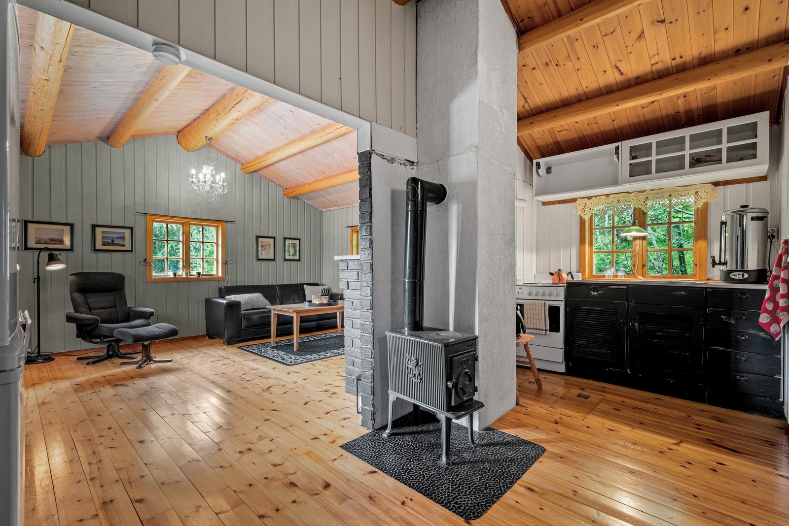 Hytten inneholder stue/kjøkken, to soverom og et bad. Galleribilde