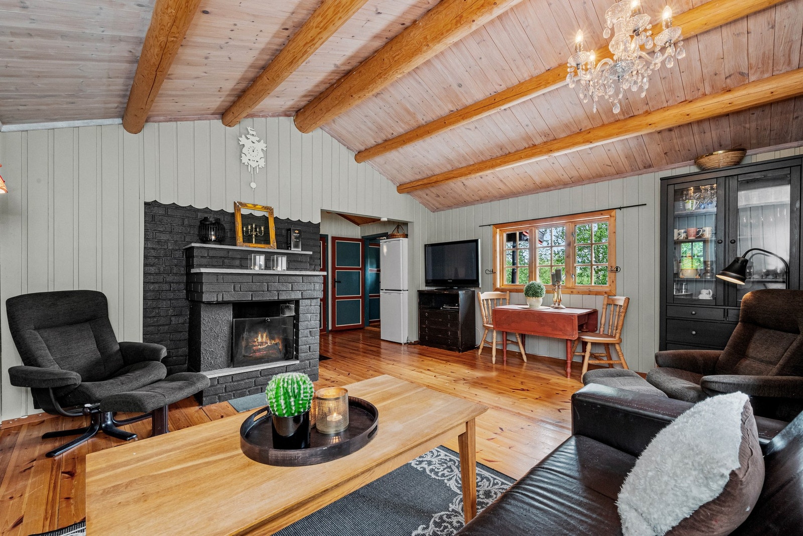 Stor vedovn som gir varme til hytten. Galleribilde