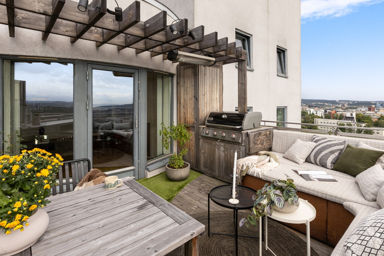 Snekkerbygget grill, kjøleskap, ruter og snekkerbyggede skap gjør takterrassen til en funksjonell oppholdsplass. Galleribilde