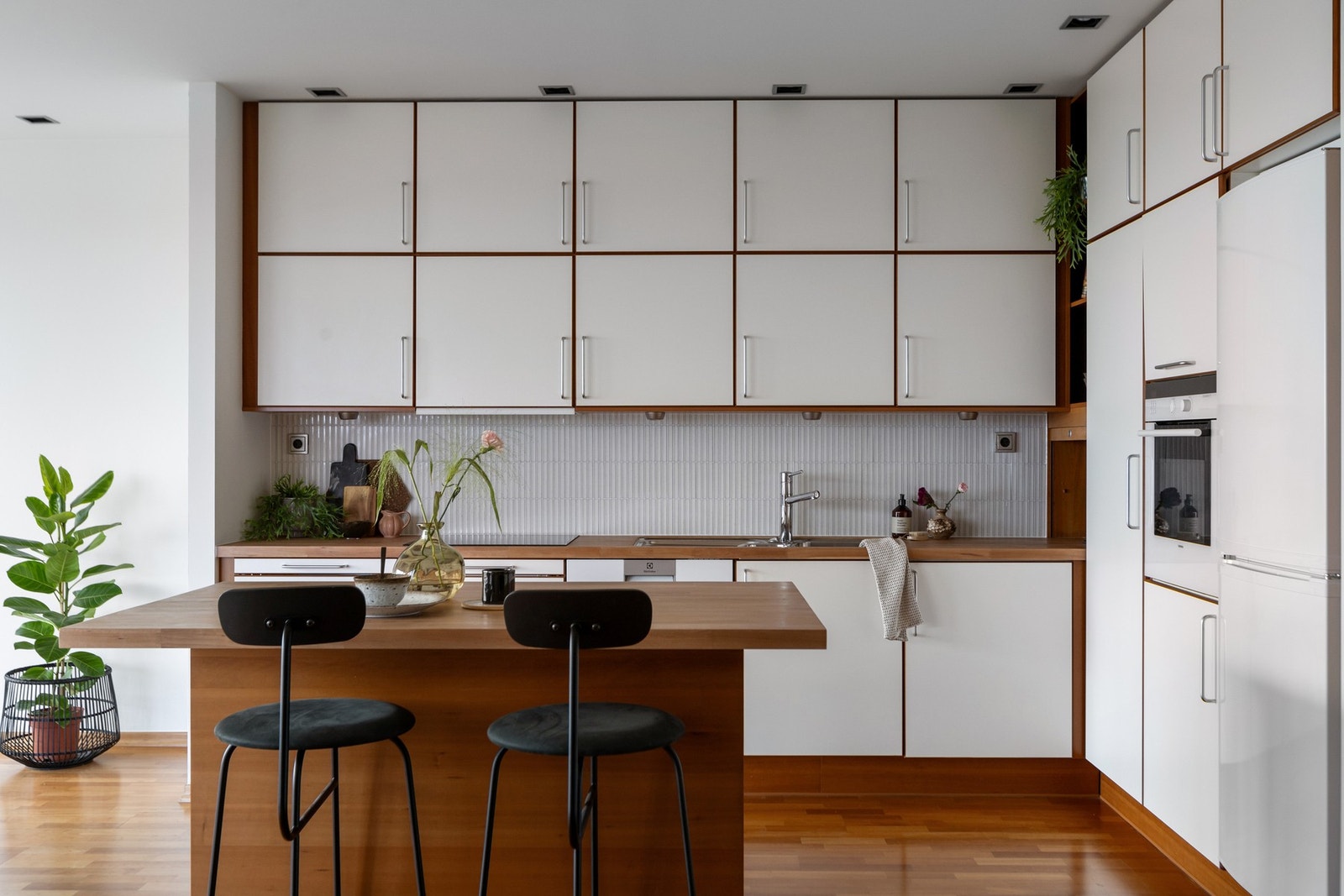 Integrert stekeovn i praktisk brysthøyde. Dette er et kjøkken der estetikk møter funksjonalitet. Galleribilde