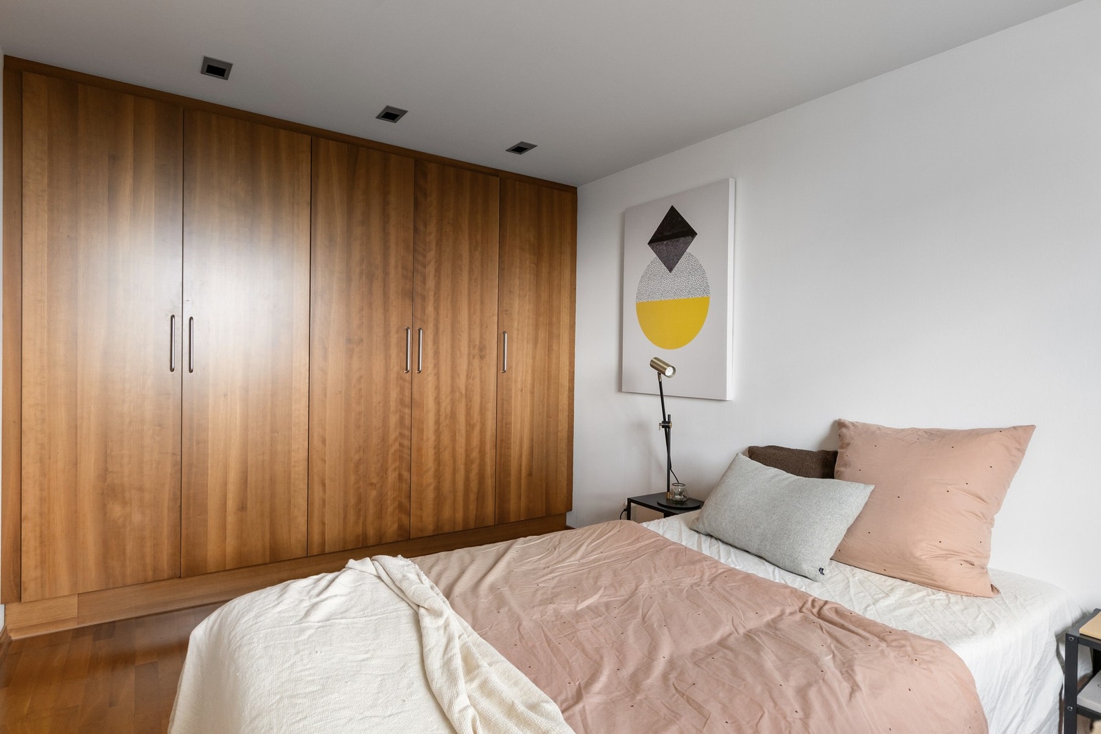 Stort soverom 1 har rikelig med skapplass. Galleribilde