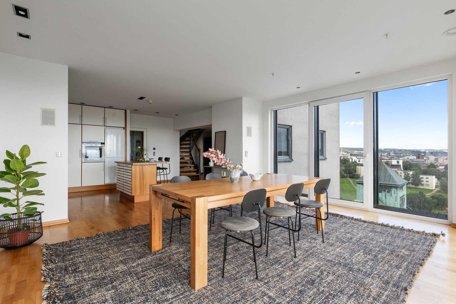 Spisestuen har store vinduer på to sider av rommet. Galleribilde