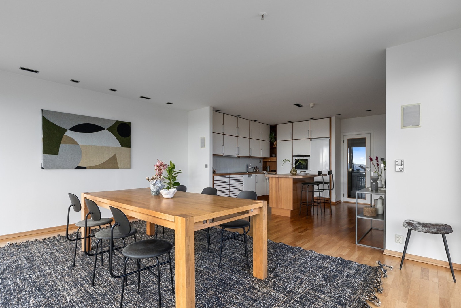 Sosial planløsning mellom kjøkken og spisestue. Galleribilde