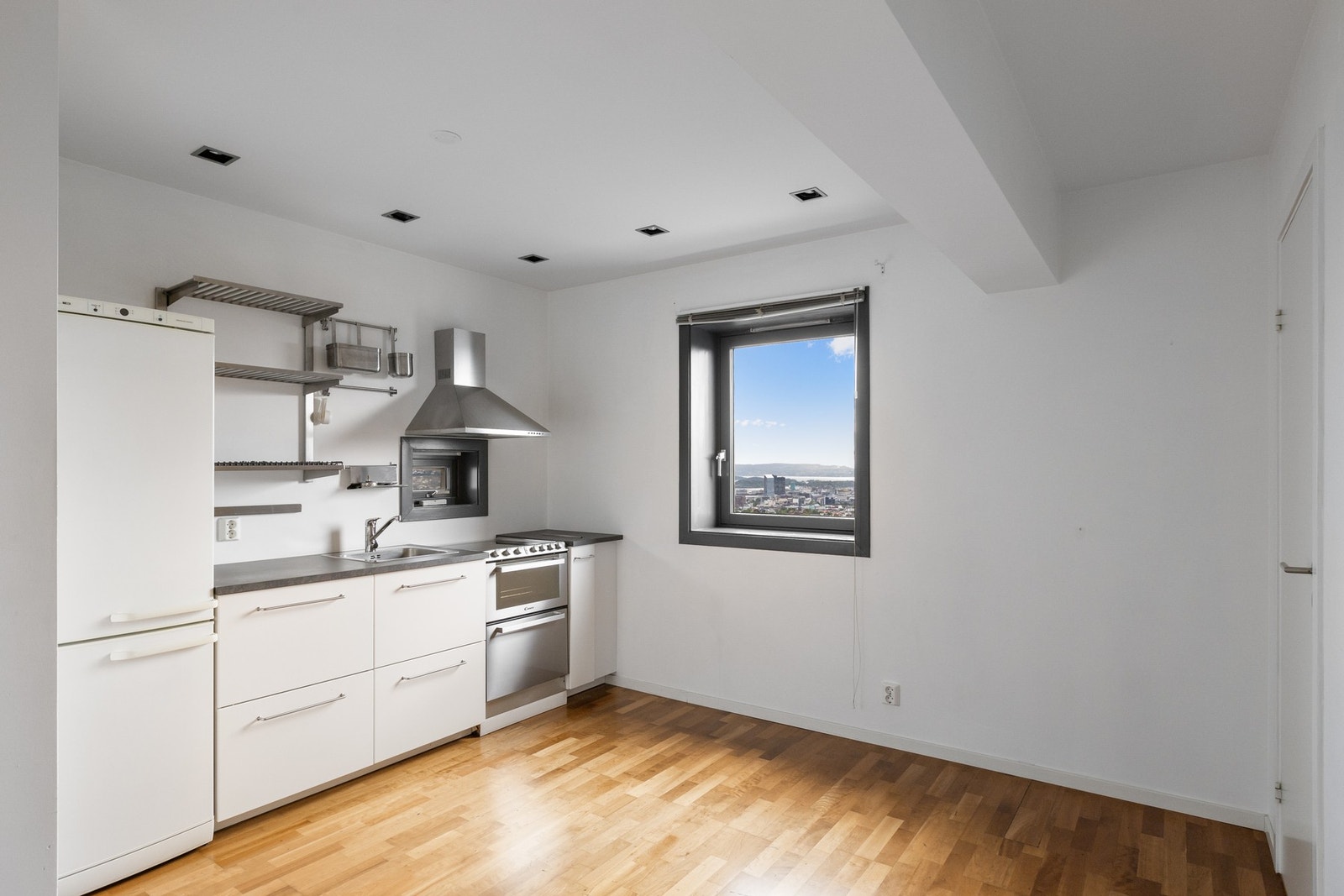 Hybelen har en arealeffektiv stue/kjøkkenløsning. Galleribilde