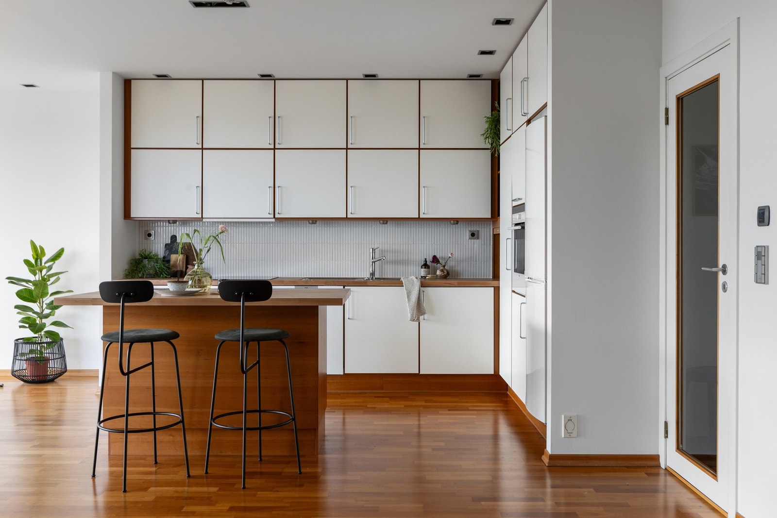 Svært god utnyttelse av plass med overskap opp til himling. Galleribilde