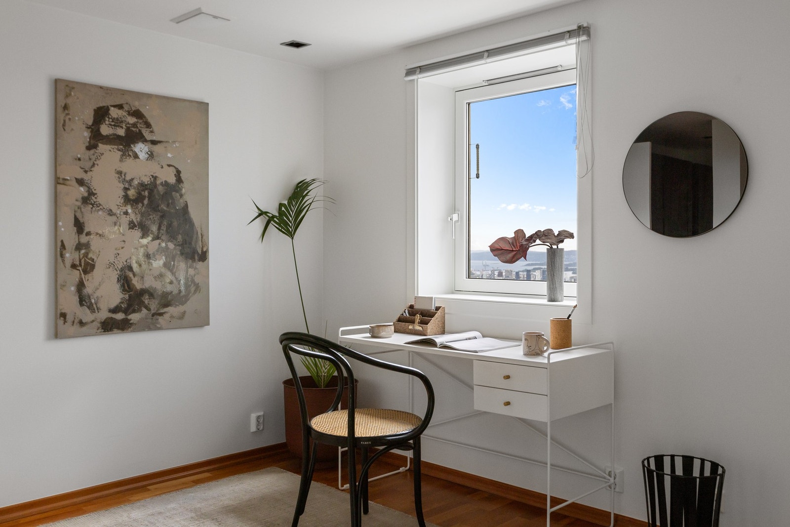 Rommet er i dag innredet med skrivebord. Galleribilde