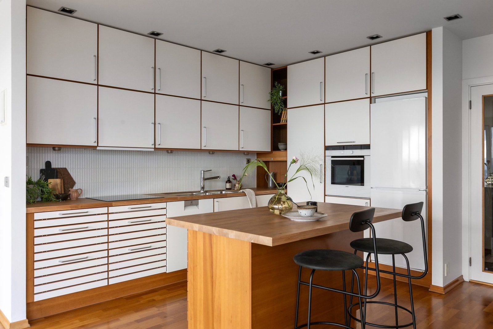 Frittstående kjøleskap med fryser, frittstående oppvaskmaskin, Integrert stekeovn og platetopp medfølger i handelen. Galleribilde