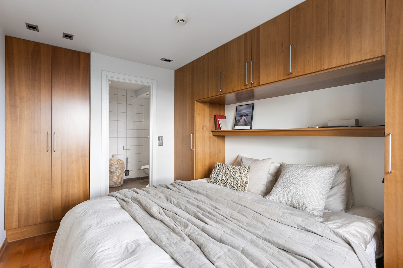 Soverom i 13. etasje har gode oppbevaringsmuligheter i stor skapinnredning. Galleribilde