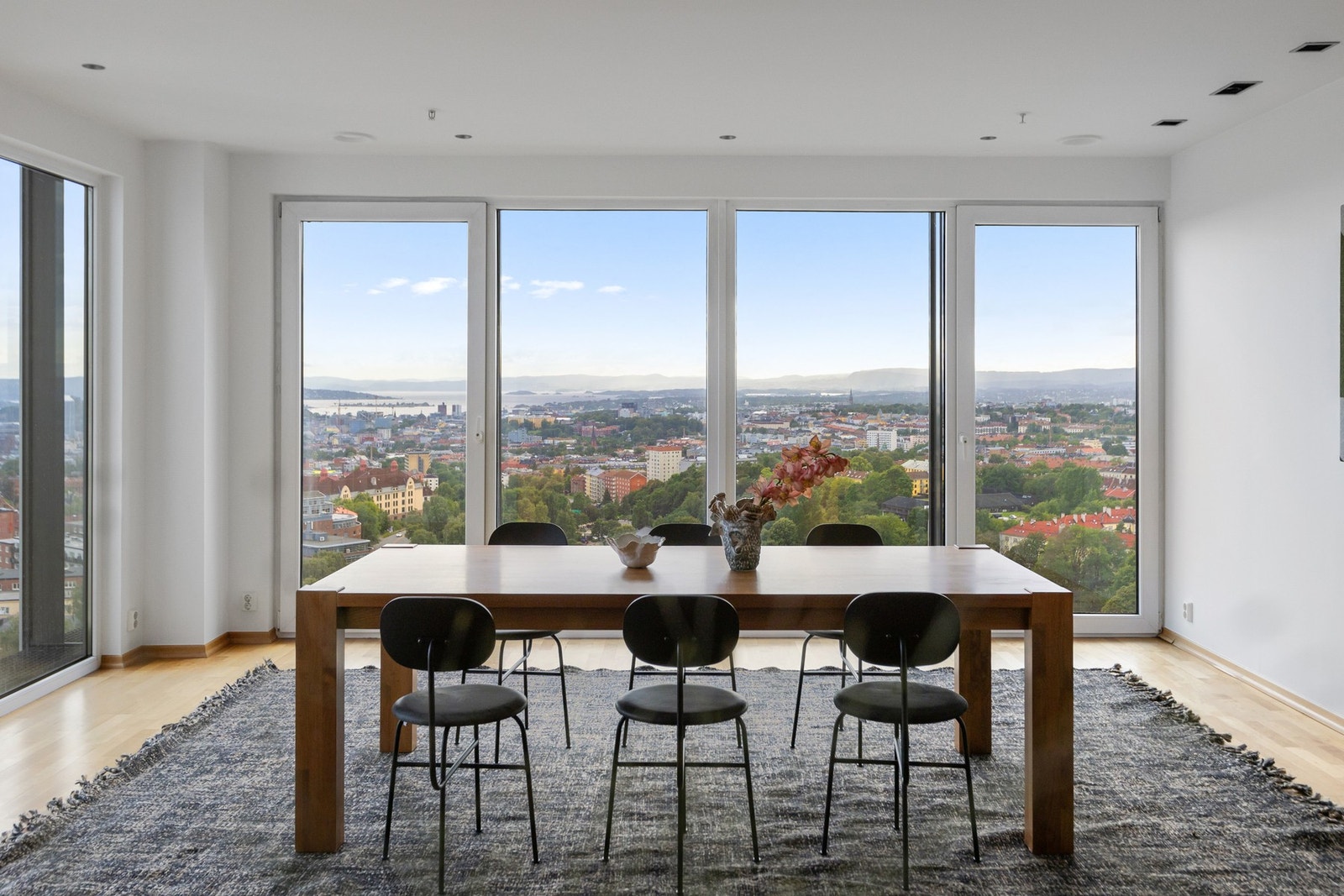 Spisestue store vinduer fra tak til gulv. Her kan du se ned på nabobyggene og utover horisonten. Galleribilde