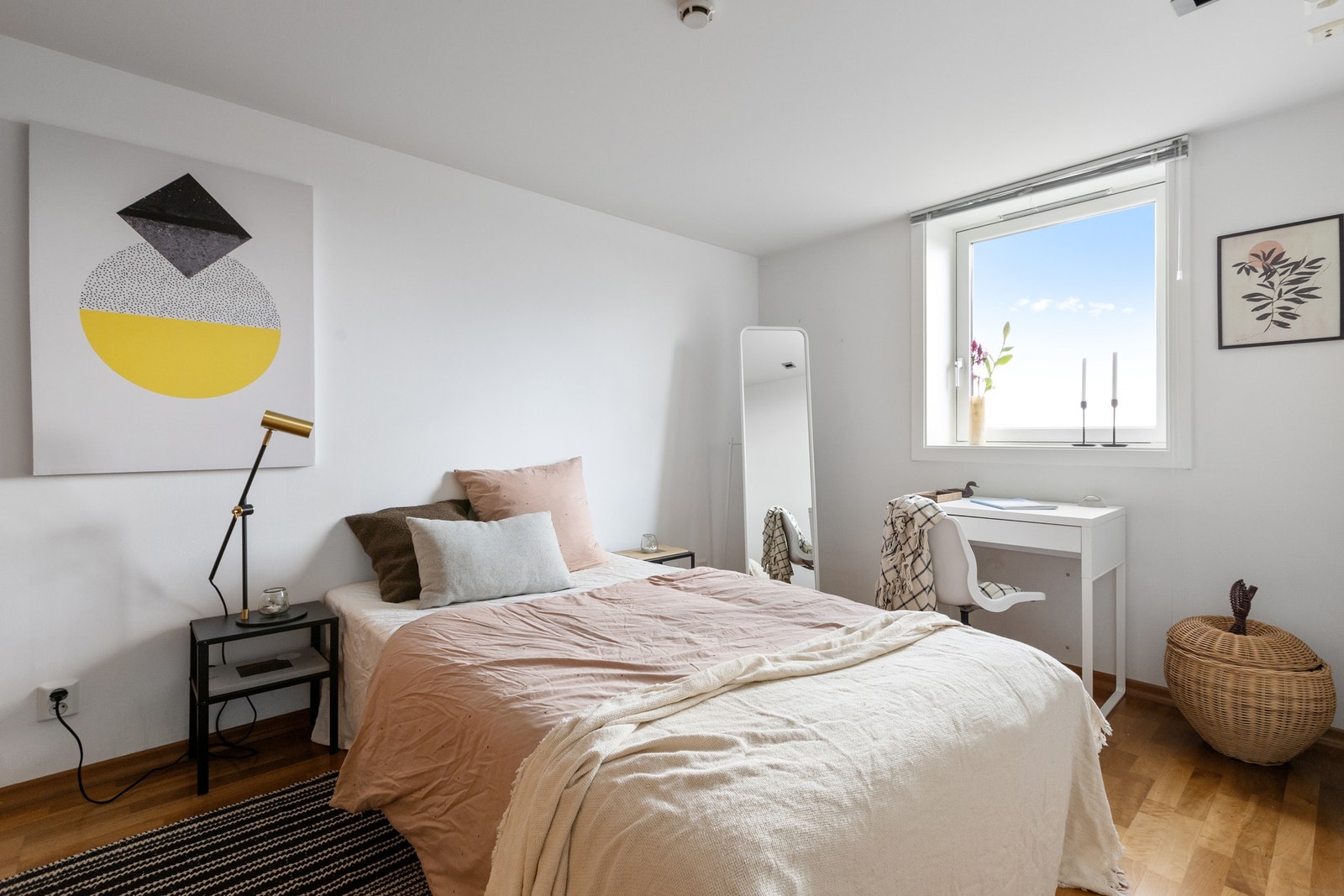 Rommet er i dag innredet med stort speil og pult. Galleribilde