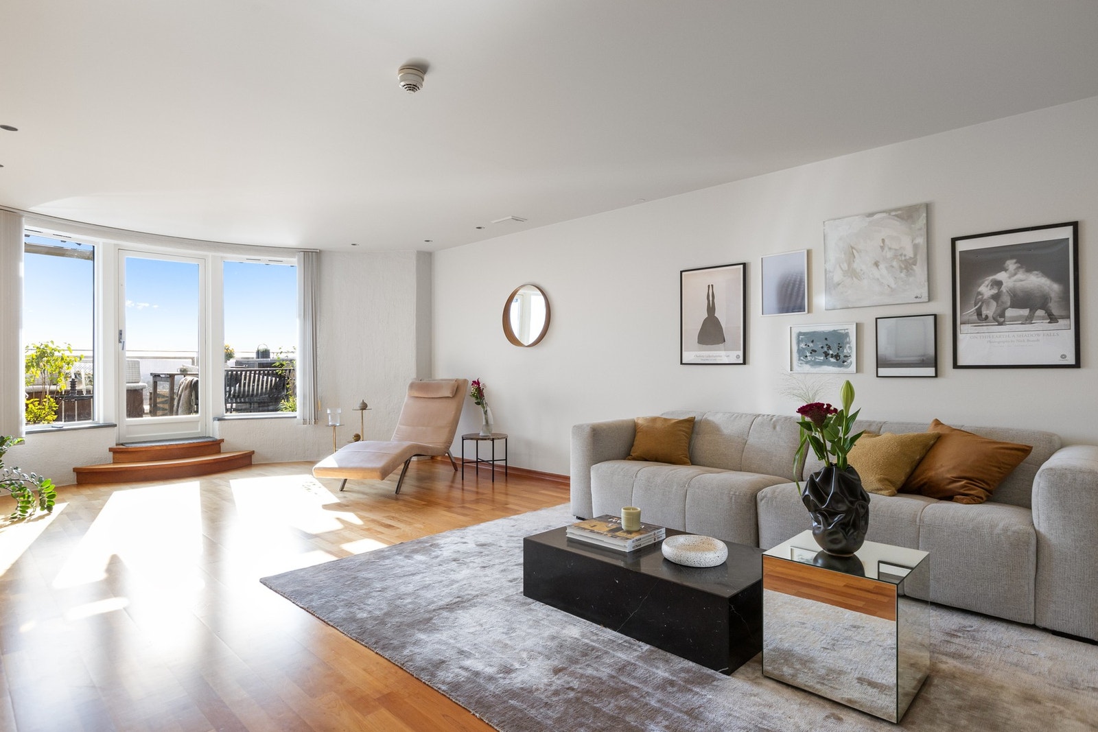 Store vinduer gjør leiligheten rik på naturlig lys og sammen. Galleribilde