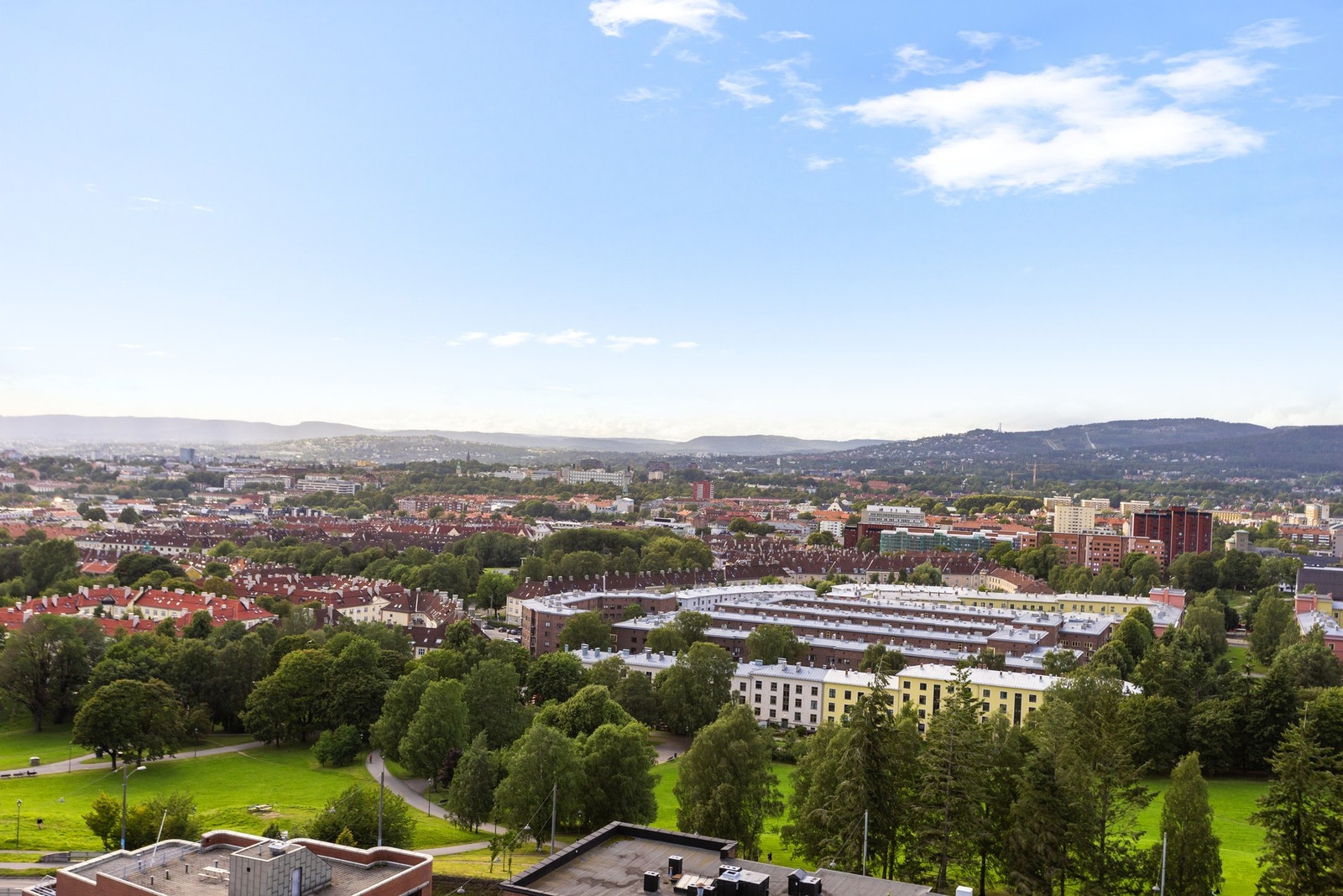 Langstrakt utsyn over Oslo og Torshovdalen og helt til Holmenkollen. Galleribilde