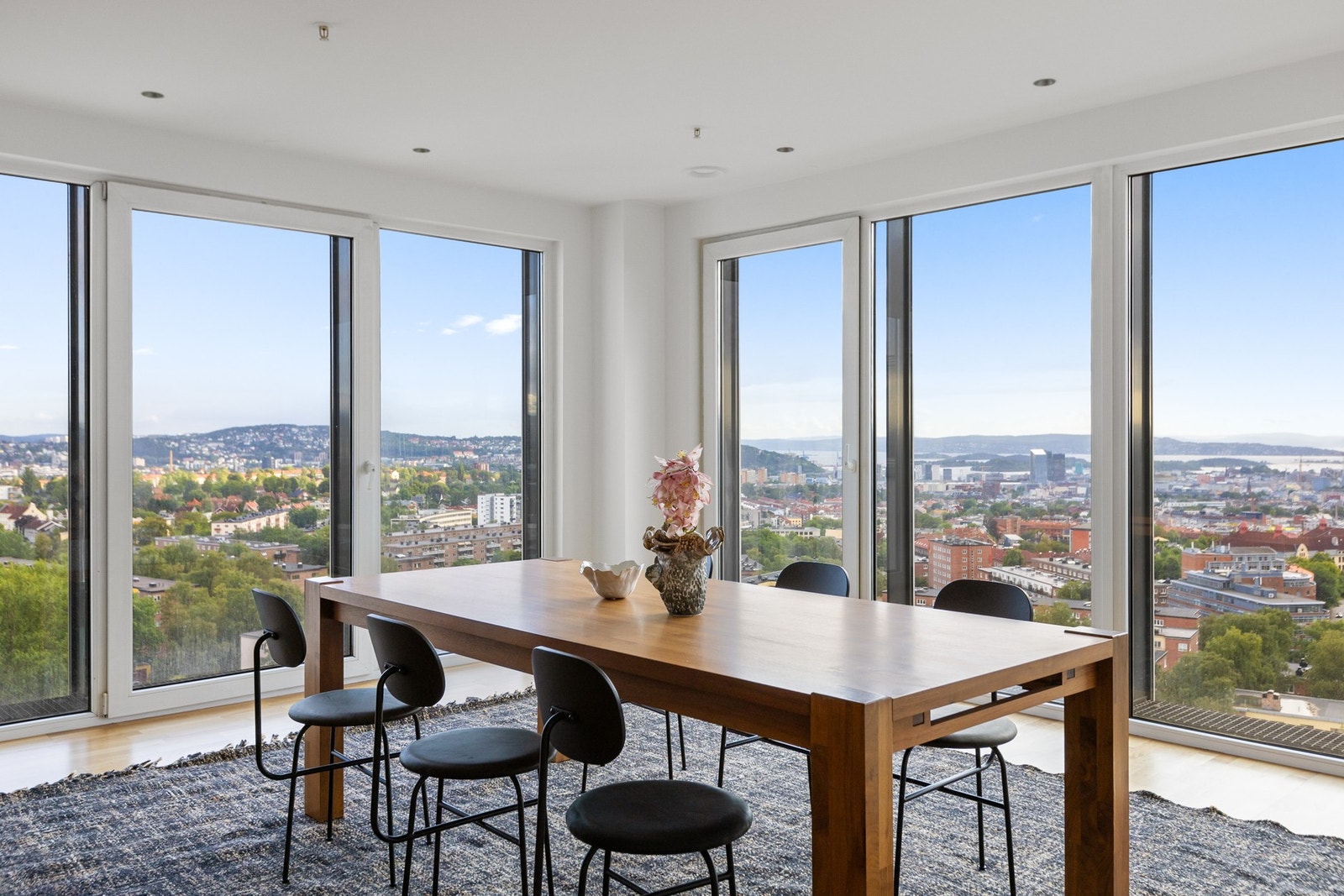 Unik leilighet med utsikt over hele Oslo fra middagsbordet. Galleribilde