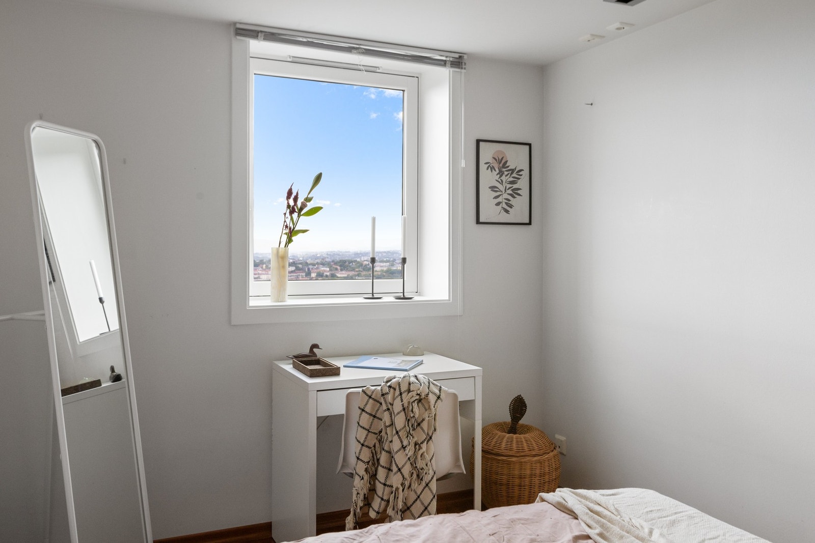 Rommet er i dag innredet med stort speil og pult. Galleribilde