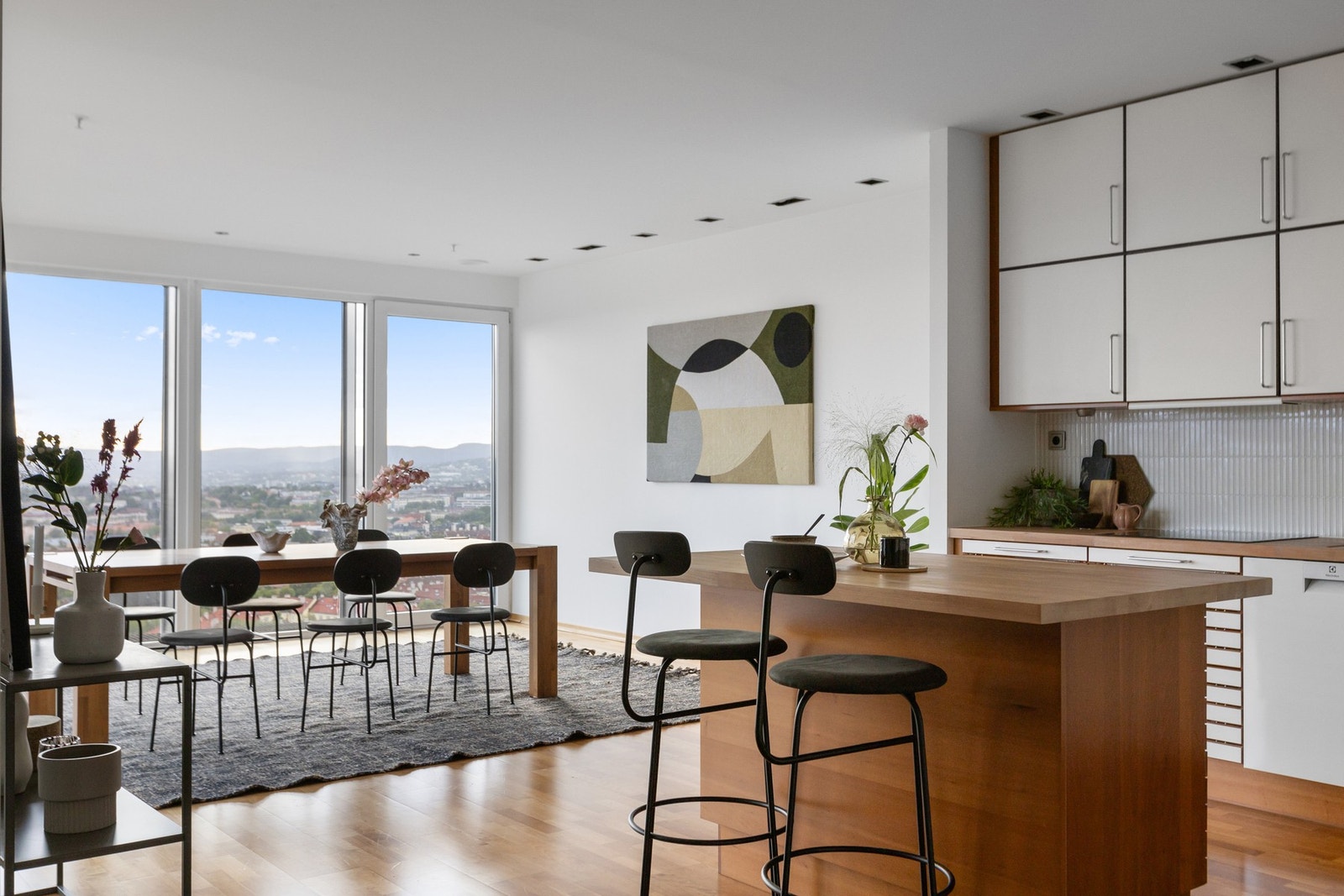 Lekkert kvalitetskjøkken fra HTH har solid kjøkkenøy og rikelig med både benk- og skapplass. Galleribilde