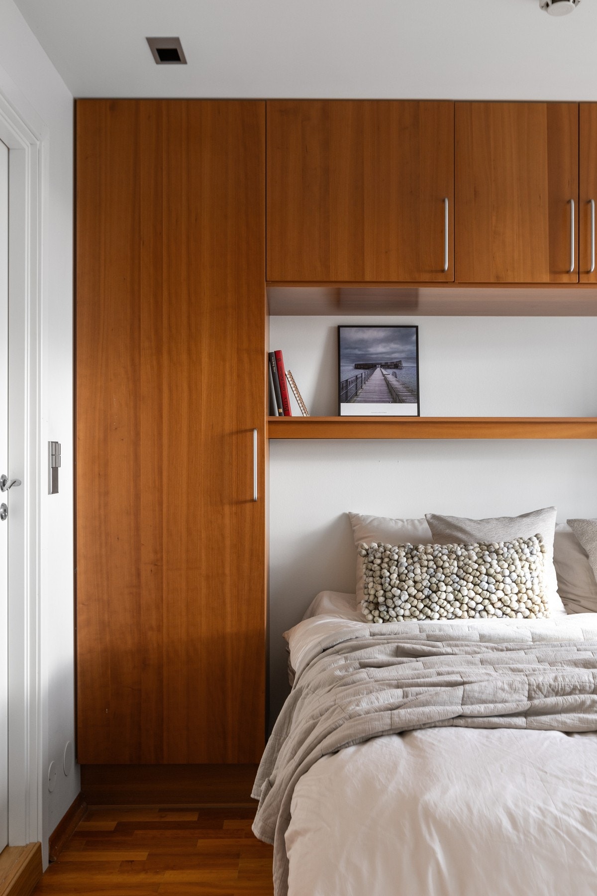 Soverommet byr på plass til stor seng og skap. Galleribilde